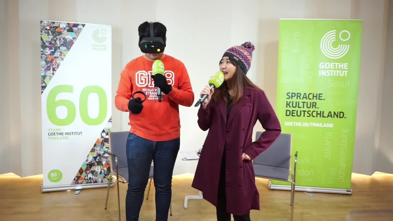 A presenter wearing an Oculus Quest beside a host during Goethe-Institut Thailand's Digital Learning Week livestream on 8 October 2020.